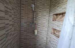 Casă pe un nivel în Ernei – 4 camere, panouri fotovoltaice și teren de 1.390 mp