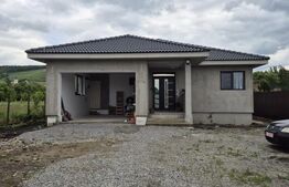 Casă pe un nivel în Ernei – 4 camere, panouri fotovoltaice și teren de 1.390 mp