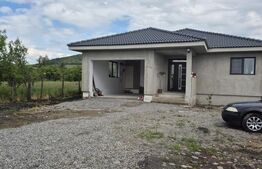 Casă pe un nivel în Ernei – 4 camere, panouri fotovoltaice și teren de 1.390 mp