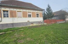 Casă bătrânească cu teren generos, în localitatea Dedrad – la 10 km de Reghin