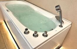 De inchiriat apartament 2 camere de lux | Jacuzzi privat | Parcare inclusă 