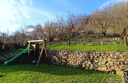 Casa superba cu 15 ari teren situata in Curteni