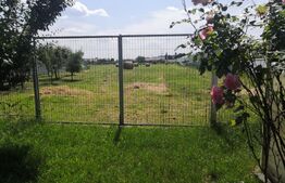 Teren intravilan generos + 2 case – 15.277 mp, front 30 m, multiple posibilități