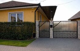 Două case, o singură curte: Spațiul ideal pentru familia ta extinsă!