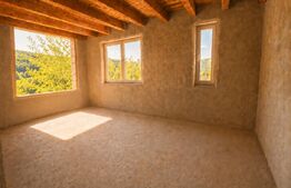 Casa la rosu de vânzare, zona Livezeni