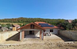 Casă nouă, 112 mp, panouri fotovoltaice, încălzire în pardoseală, zona Sarmasu