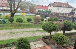 Casă cu 2 camere, 70 mp, Curte Comuna, zona Ernei 