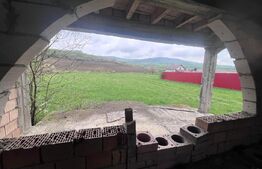 Casă la roșu de vânzare, 260 mp, zona Sântana de Mureș