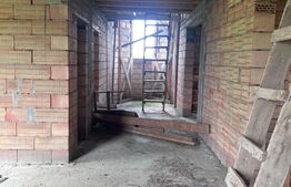 Casă la roșu de vânzare, 260 mp, zona Sântana de Mureș
