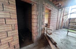 Casă la roșu de vânzare, 260 mp, zona Sântana de Mureș