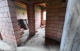Casă la roșu de vânzare, 260 mp, zona Sântana de Mureș