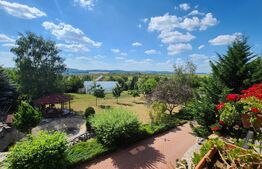 Apartament cu 3 camere, 80 mp, 3.000 mp teren, zona Reghin