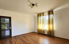 Apartament cu 3 camere, 80 mp, teren 3.000 mp, zona Reghin