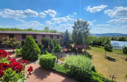Apartament cu 3 camere, 80 mp, teren 3.000 mp, zona Reghin