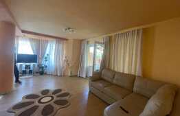 Casă de vânzare 5 camere, cu o suprafață 250 mp, zonă liniștită