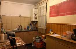 Apartament de 3 camere, decomandat, ideal pentru o familie, zona Dâmbu