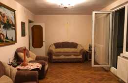 Apartament de 3 camere, decomandat, ideal pentru o familie, zona Dâmbu