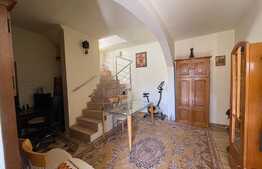 Casa cu 6 camere, 220 Mp în zona Piața armatei