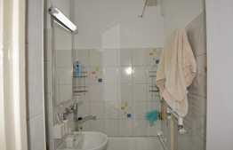 Apartament de 3 camere decomandat, 78 mp, cartierul Dambu