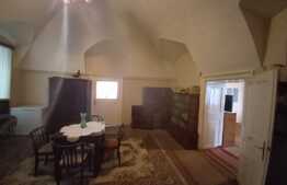 Casa boiereasca, 300 mp si 1890 mp teren, semicentral, in Ludus