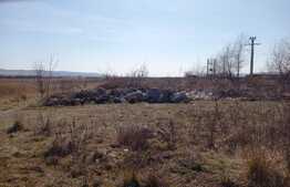 Teren de 2100 mp la drumul principal in Ernei