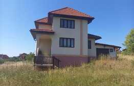 Casa de 200mp utili, 1900 mp teren, terasa, in Reghin