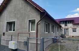 Casa 80 mp, teren 800 mp, terasa, garaj,  in localitatea  Roteni 