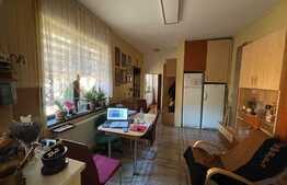 De vanzare 2 case, curte comuna, 70 mp, zona Centrala