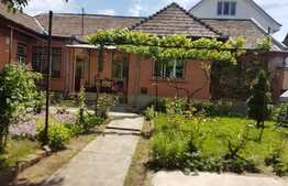 Casa cu 3 camere, 157 mp, teren 742 mp, zona Centrala