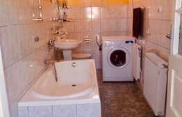 Casa cu 3 camere, 100 mp, teren 1380 mp, zona Ungheni