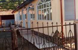 Casa cu 3 camere, 100 mp, teren 1380 mp, zona Ungheni