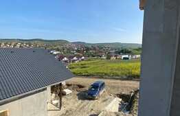  2 case, 138 mp, cu curte individuala de 500mp, in Livezeni 