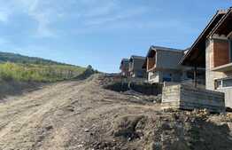  2 case, 138 mp, cu curte individuala de 500mp, in Livezeni 