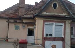 Casa cu 2 camere, 100 mp, teren 185 mp, zona Centrala