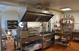 Locatie pretabila pentru o clinica sau gradinita. 