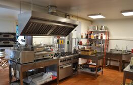 Locatie pretabila pentru o clinica sau gradinita. 