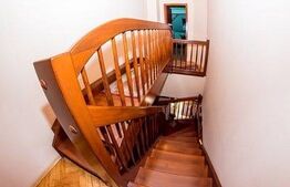 Apartament cu 3 camere, 2 bai, terasa, cladire istorica