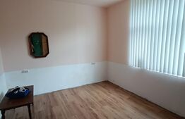 Casa 3 camere, 57 mp, la curte comuna, zona Semicentrala