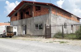 Casa 4 camere, 560 mp, Vinga