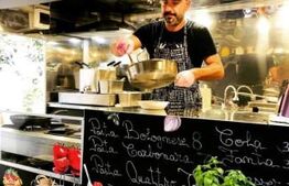 Afacere la cheie, Food-Truck cu paste in roata de parmezan