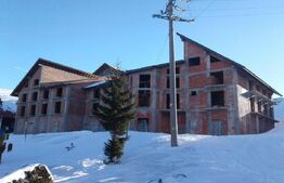 Pensiune la rosu, 2500 mp utili, teren 1.000 mp, Muntele Mic!