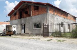 Casa 4 camere, 560 mp, Vinga