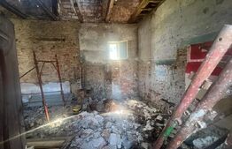 Casa la Rosu la curte comuna de vanzare in zona Ronat