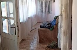 Casă cu curte, în localitatea Jupani