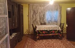 Casă cu curte, în localitatea Jupani