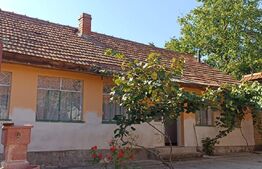 Casă cu curte, în localitatea Jupani