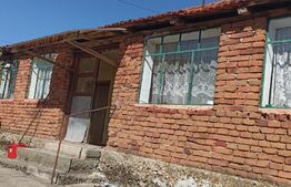 Casă cu curte, în localitatea Jupani