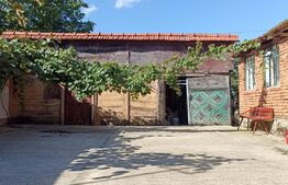 Casă cu curte, în localitatea Jupani