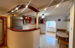 Apartament cu 3 camere, semidecomandat, zona Soarelui