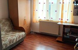 Apartament cu 3 camere, decomandat, zona Lunei